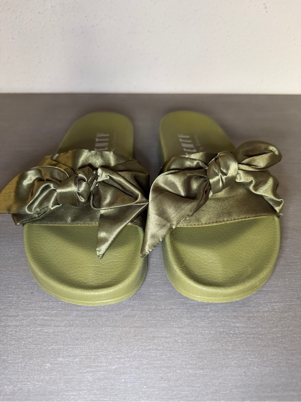 Fenty X Puma Rihanna Satin Bow Slides Flip Flop Sandals Olive Women’s Size 5 - Picture 5 of 9